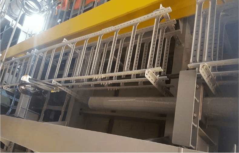 Marine rung-type Diet Tray mounted on ship structure
