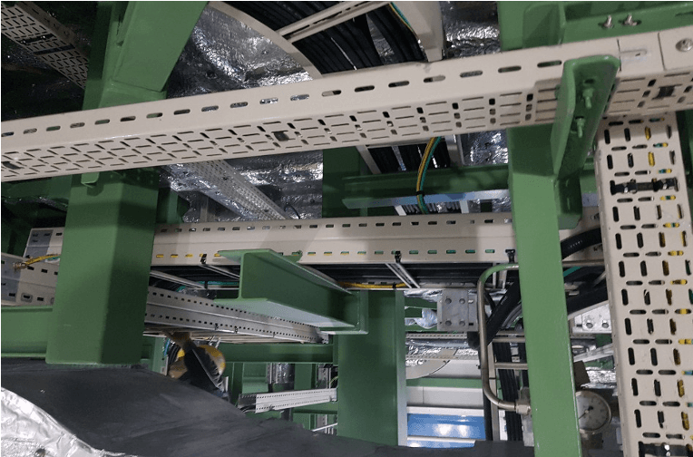 Punched-type offshore cable tray carrying a cable run